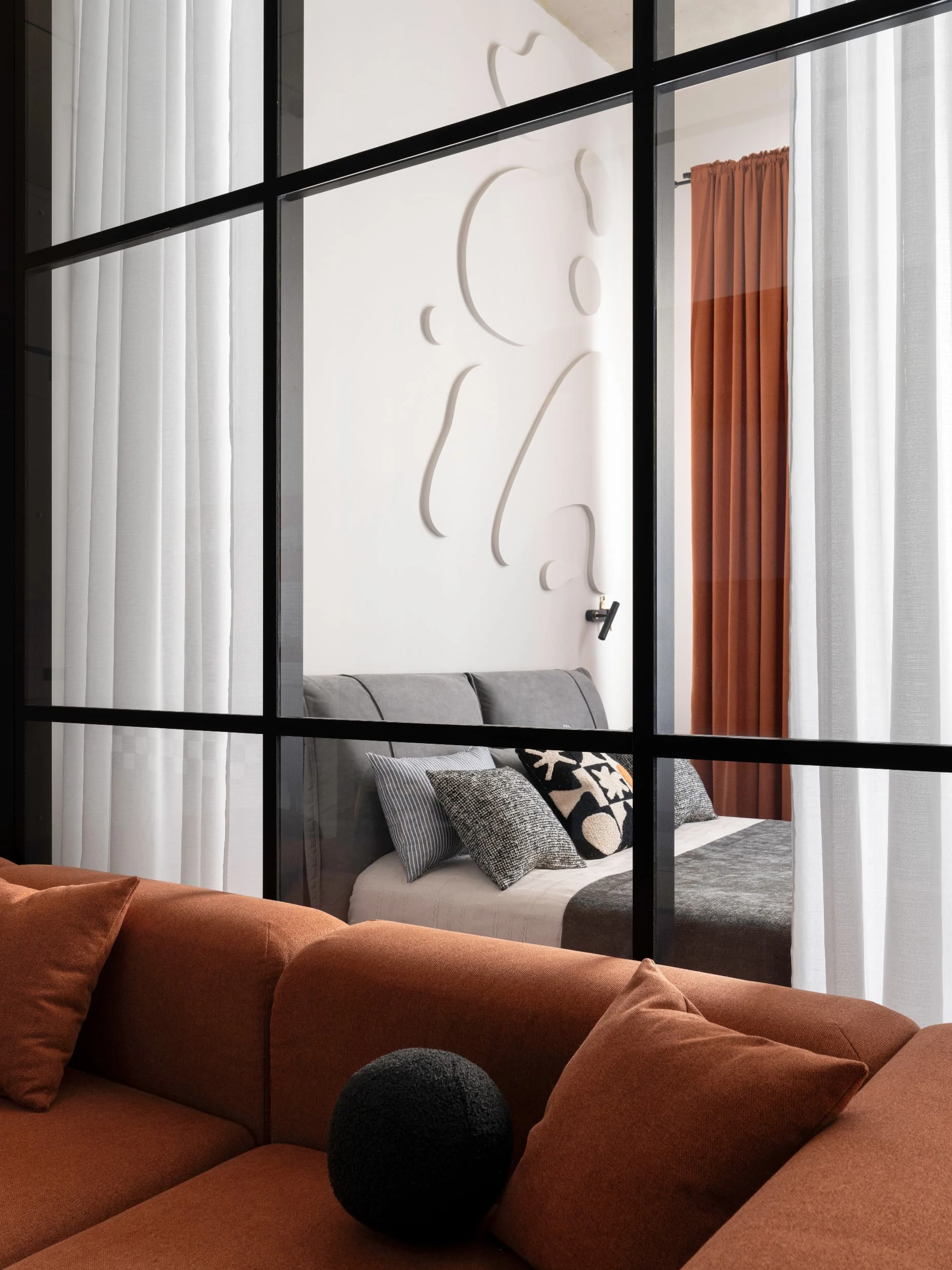 salon canapé orange et chambre verrière décoration design appartement 44m2 salon canapé orange et chambre verrière décoration design appartement 44m2