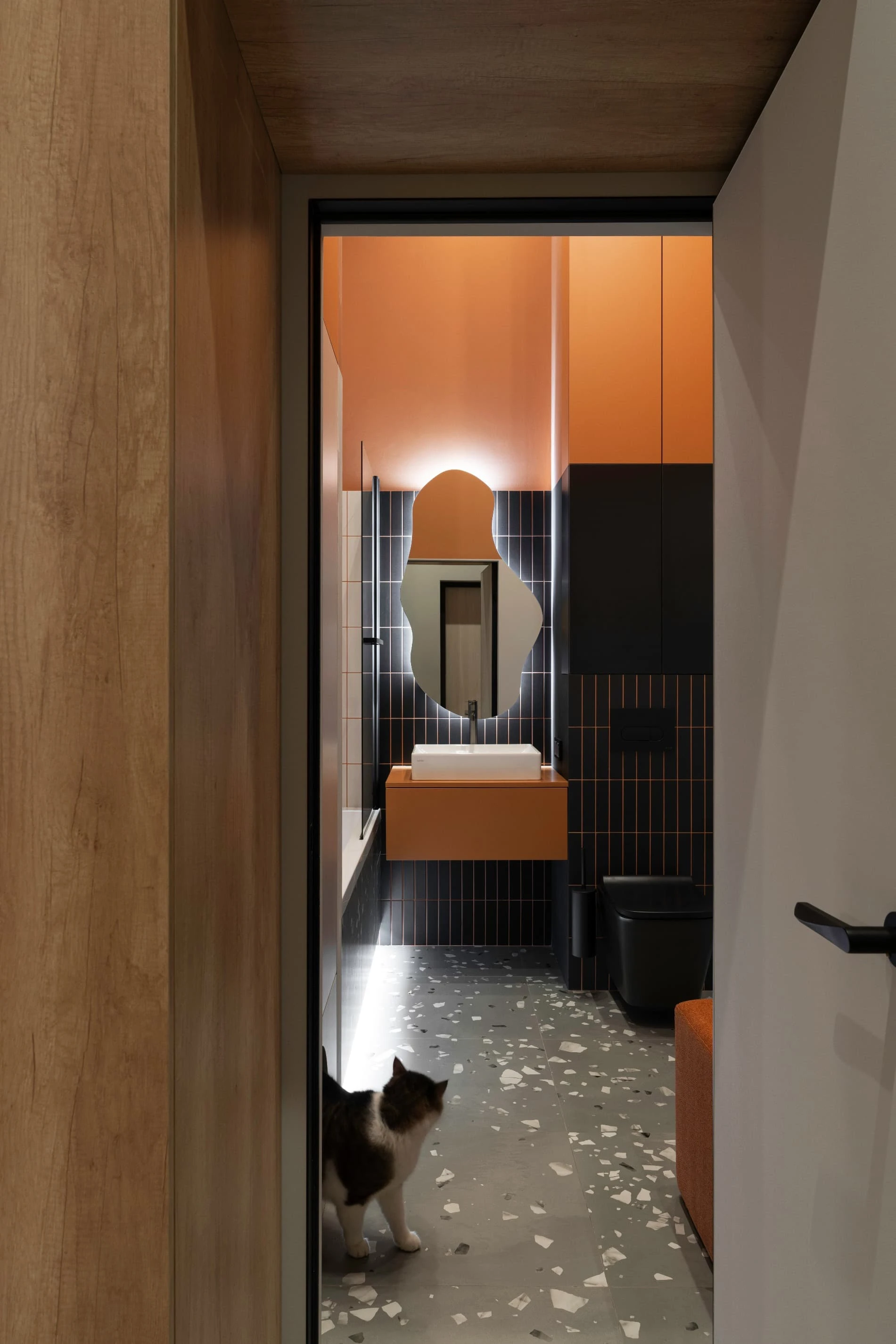 salle de bain décoration design orange et noire sol terrazzo gris salle de bain décoration design orange et noire sol terrazzo gris