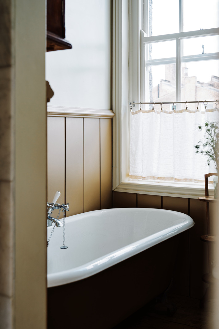 salle de bain rétro avec fenêtre guillotine salle de bain rétro avec fenêtre guillotine