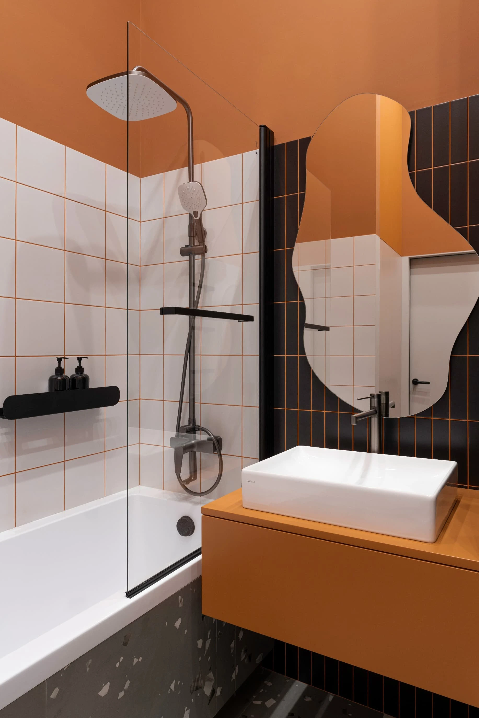 salle de bain décoration design orange et noire sol terrazzo gris salle de bain décoration design orange et noire sol terrazzo gris