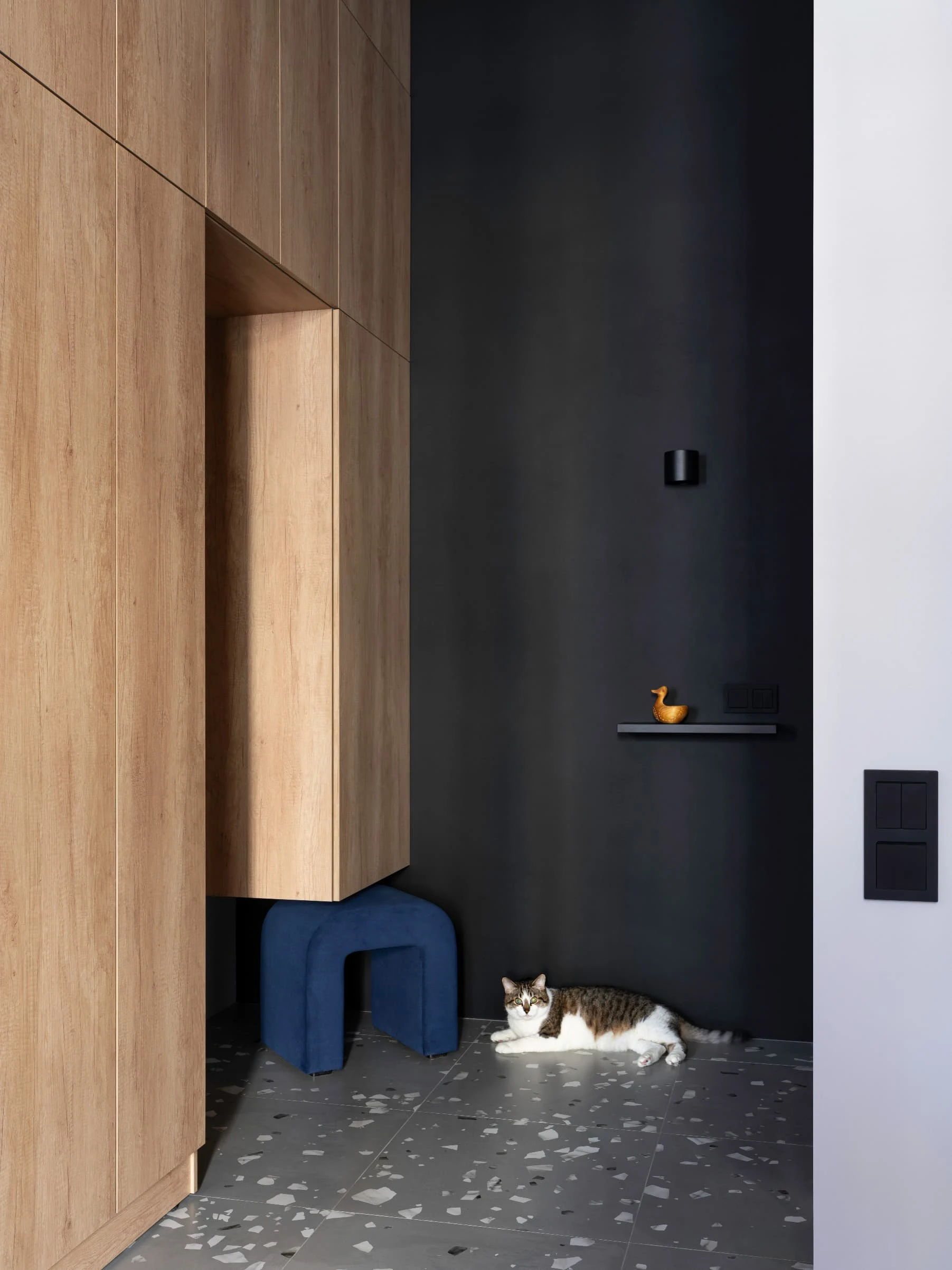 entrée avec placard chêne sol terrazzo gris entrée avec placard chêne sol terrazzo gris