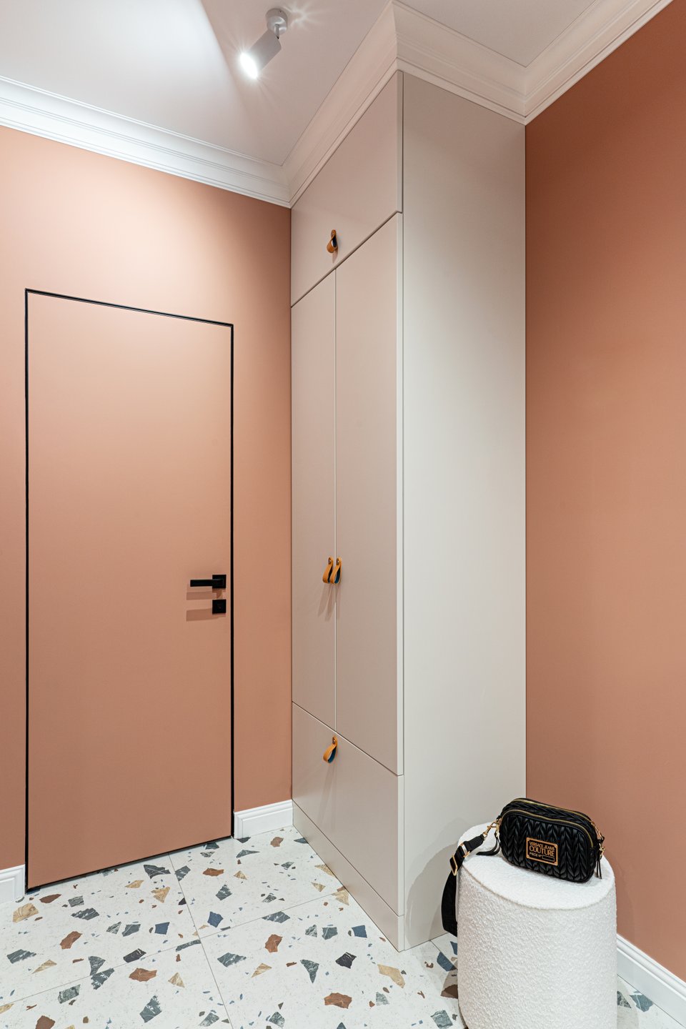 entrée avec placard murs terracotta sol terrazzo entrée avec placard murs terracotta sol terrazzo