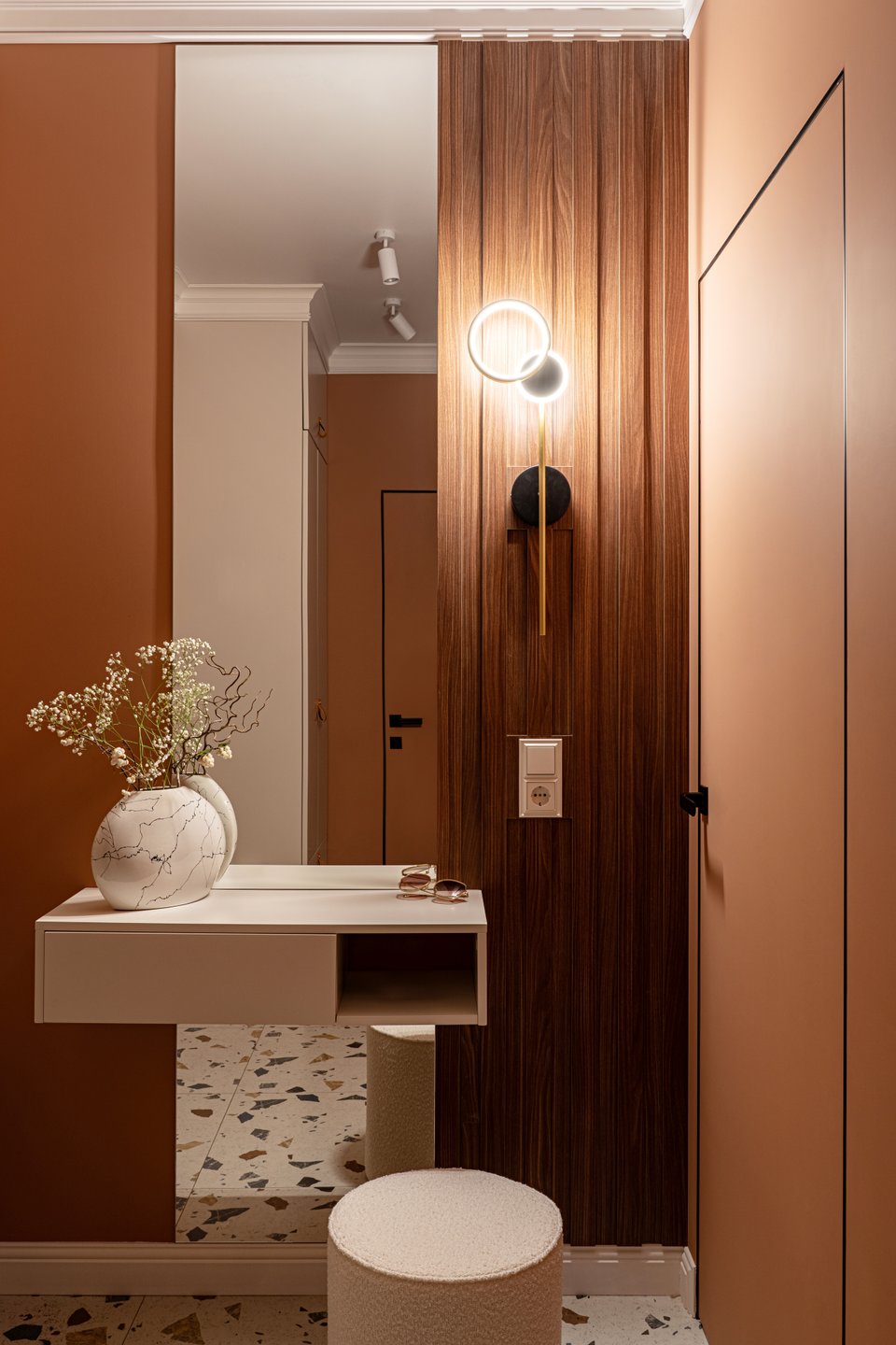 entrée avec console murs terracotta sol terrazzo entrée avec console murs terracotta sol terrazzo