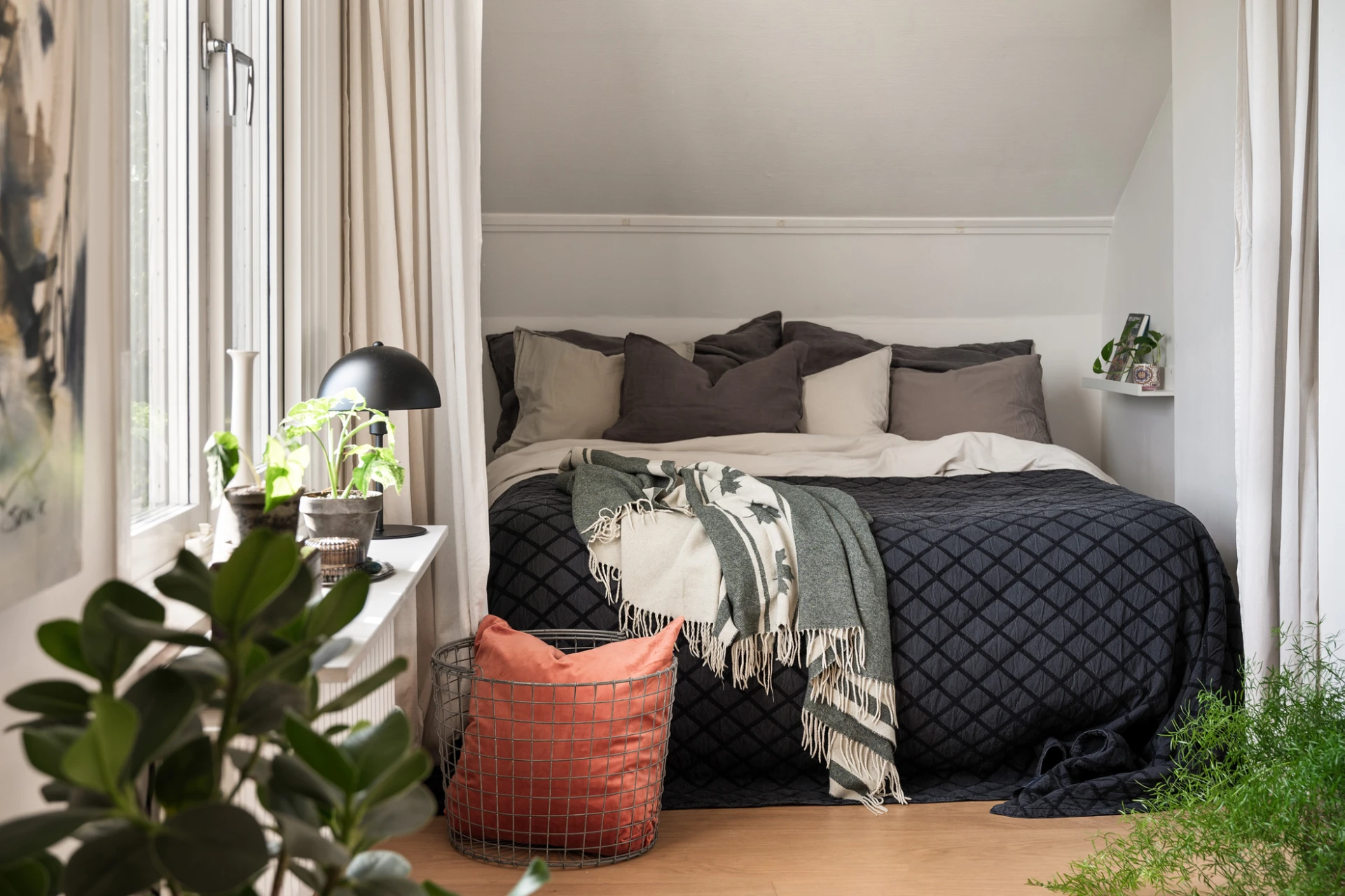 lit dans alcôve avec rideaux studio 24m2 décoration scandinave et moderne lit dans alcôve avec rideaux studio 24m2 décoration scandinave et moderne