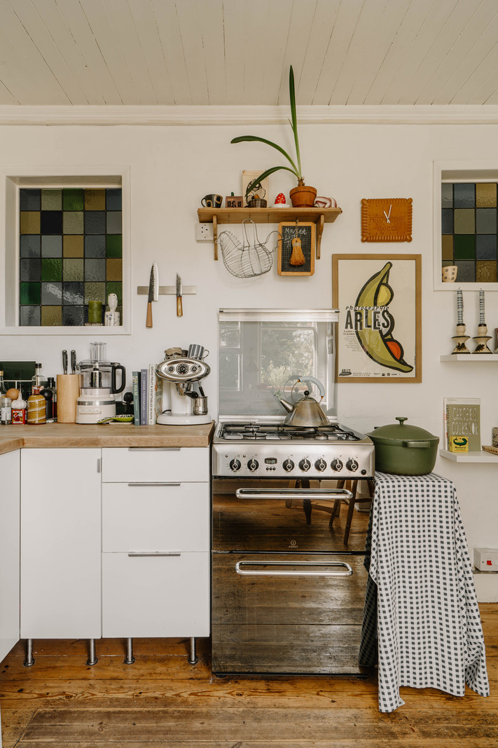 cuisine avec vitrail maison 82m2 décoration vintage et bohème Londres