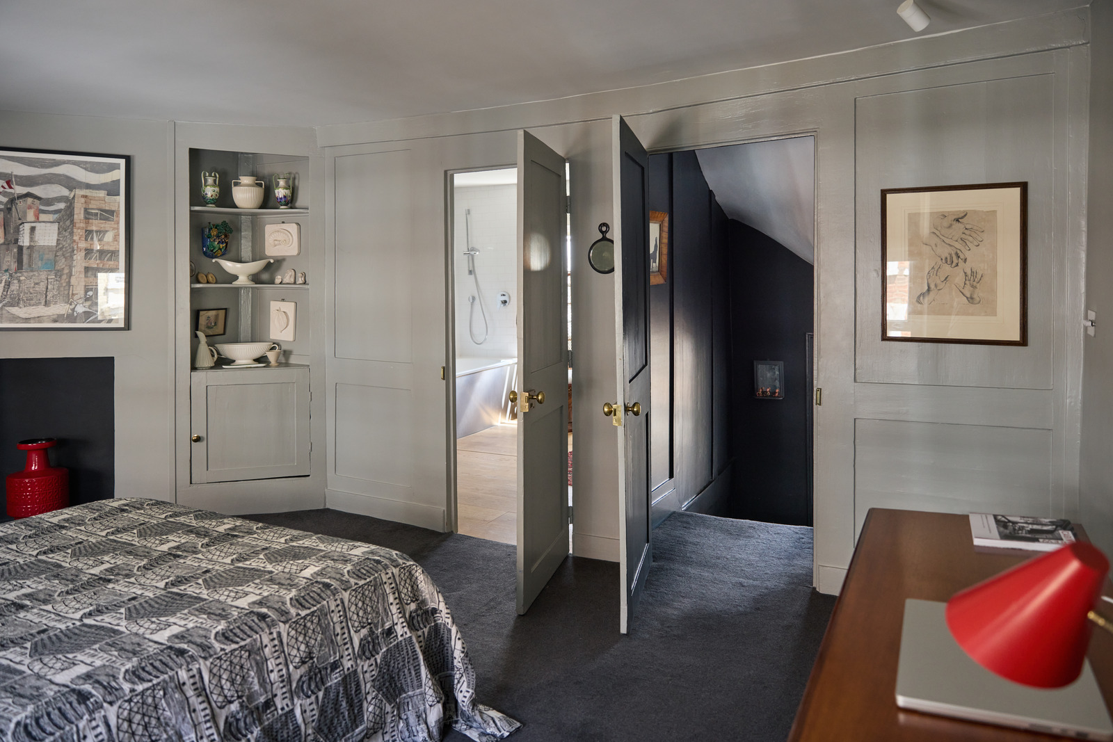chambre avec salle de bain moquette noire