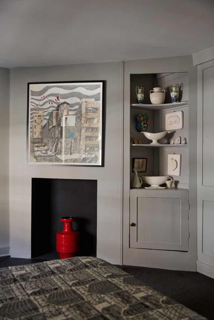 chambre avec salle de bain moquette noire et murs gris
