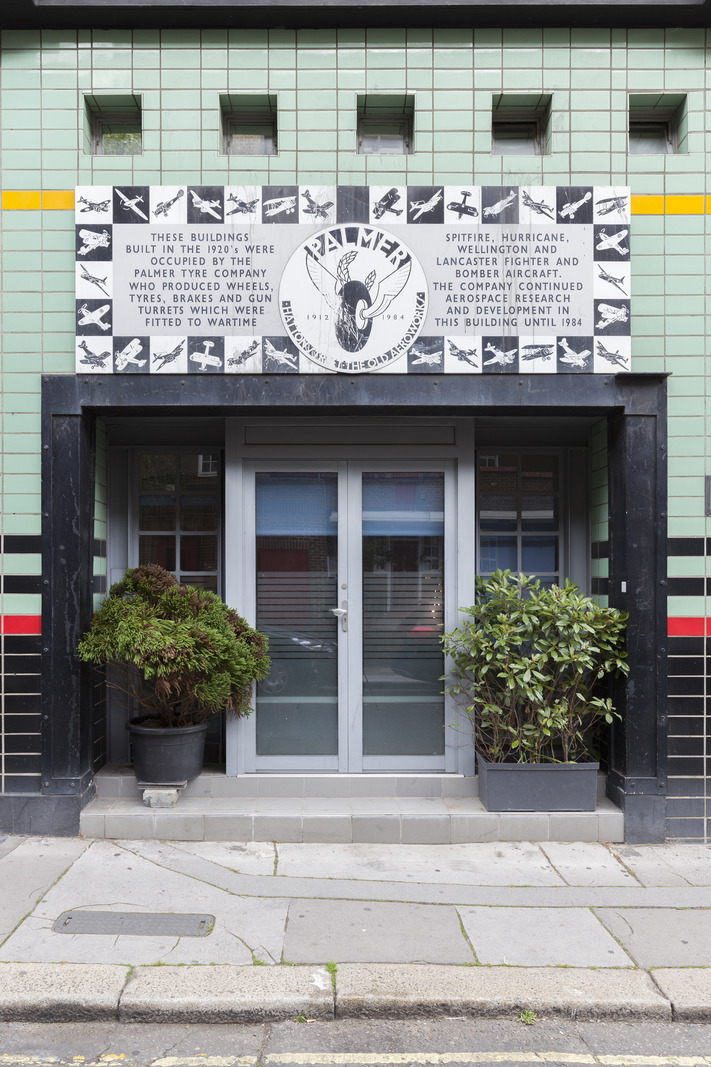 entrée ancienne usine Art Deco Londres entrée ancienne usine Art Deco Londres