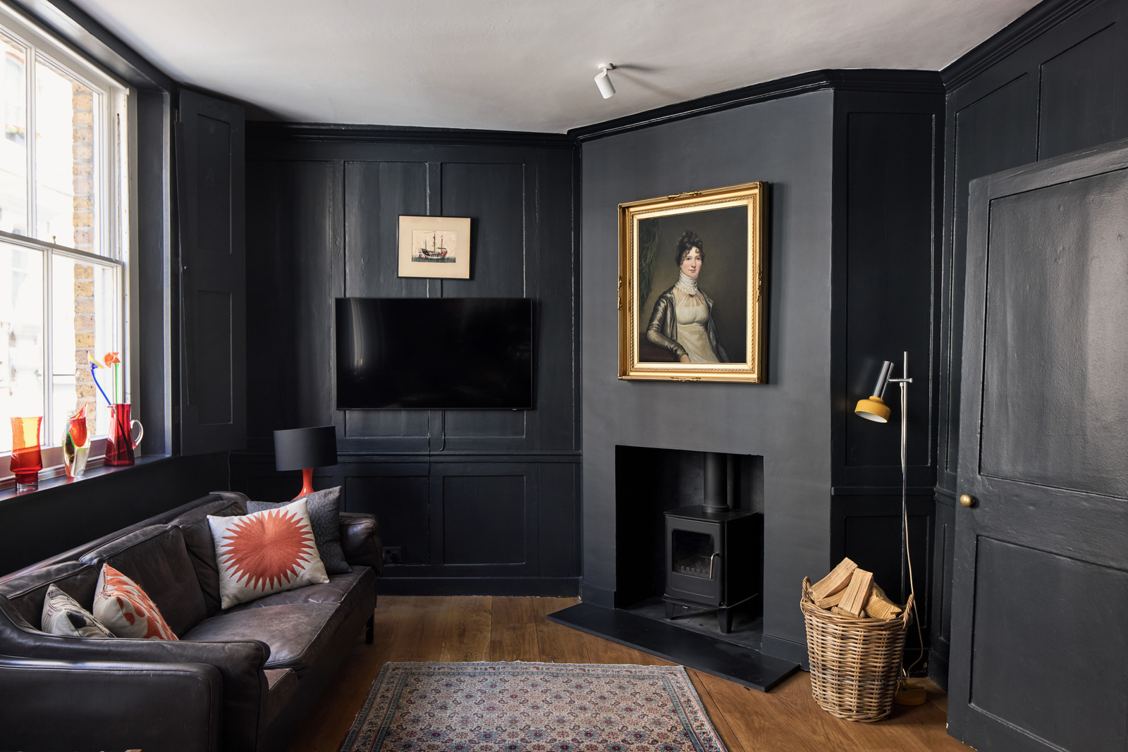 salon murs noirs maison Londres Kensington décoration contemporaine