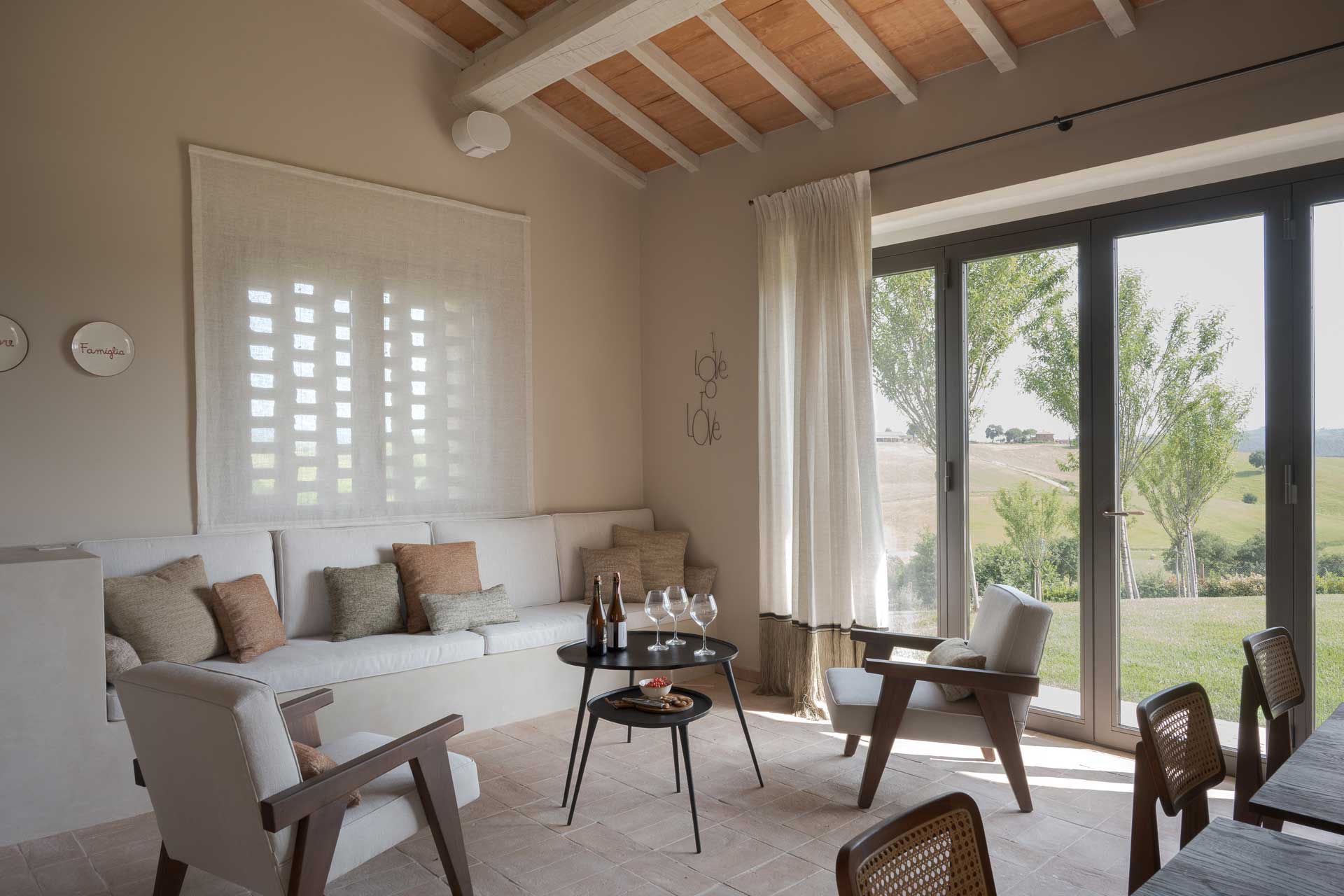salon décoration contemporaine avec poutres maison ancienne Italie Il Mandorlo