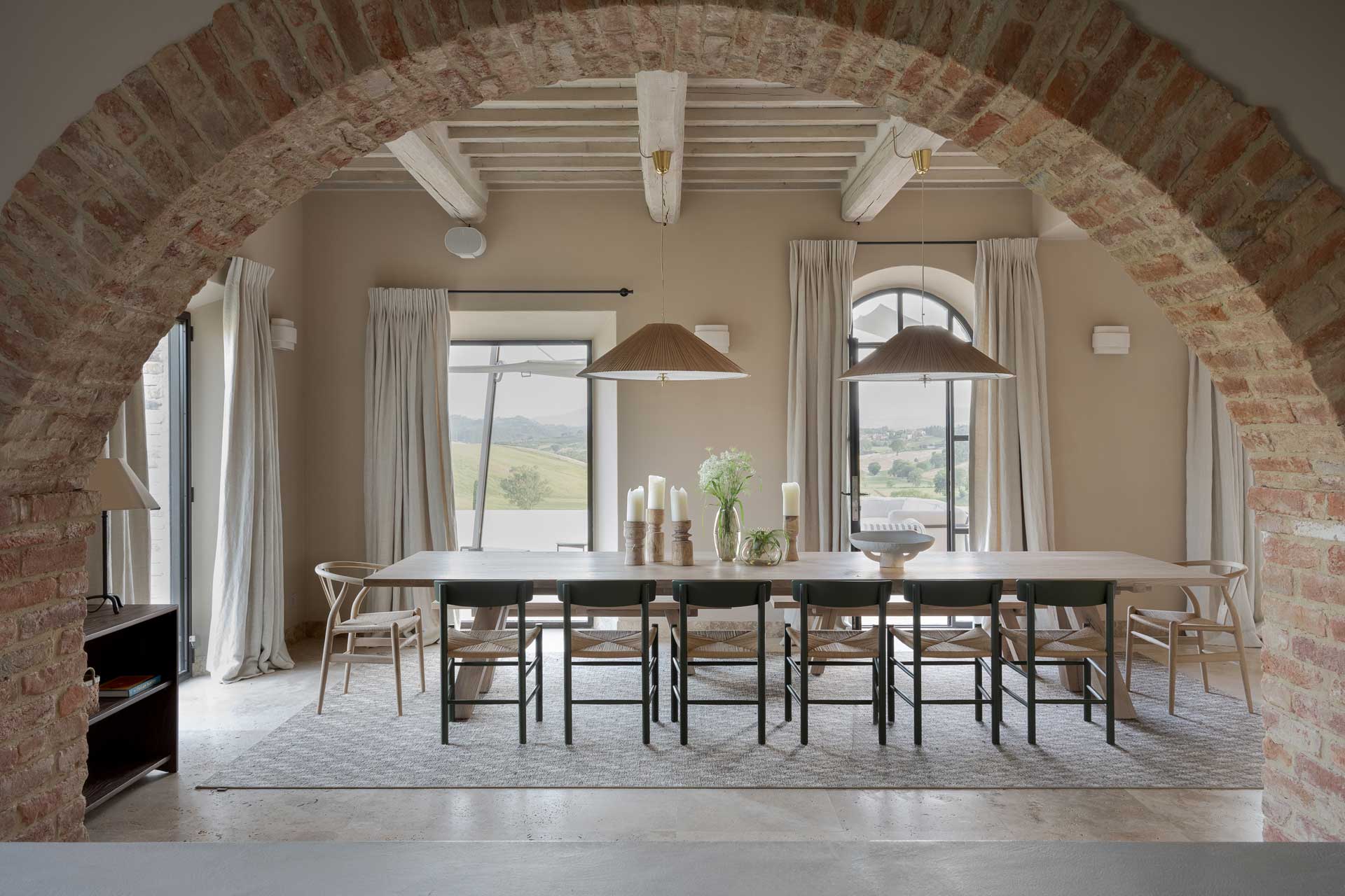 salle à manger avec ouverture cintrée et décoration contemporaine maison Il Mandorlo