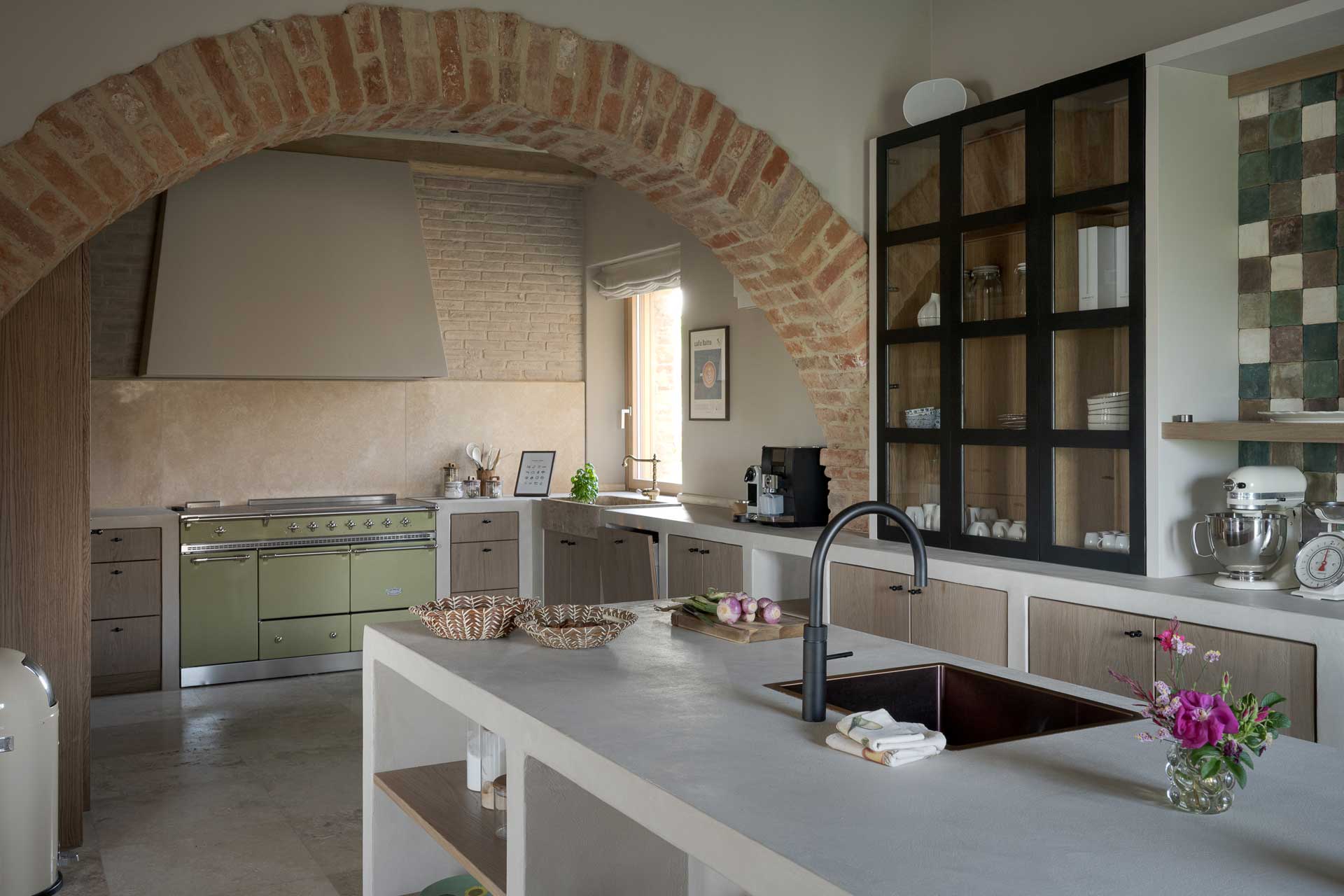 cuisine avec piano de cuisson vert maison ancienne Italie Il Mandorlo