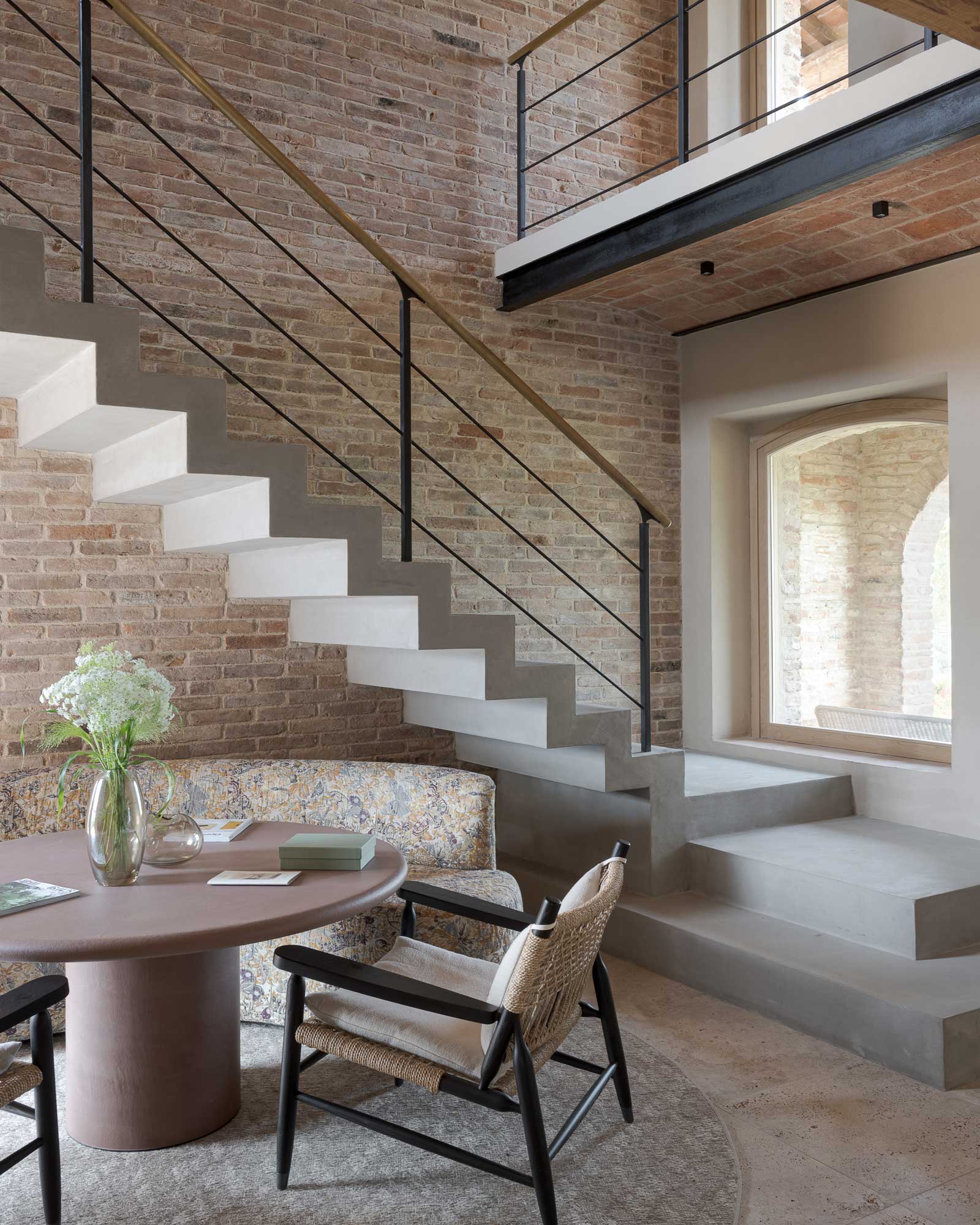 salon avec escalier design maison ancienne Italie Il Mandorlo