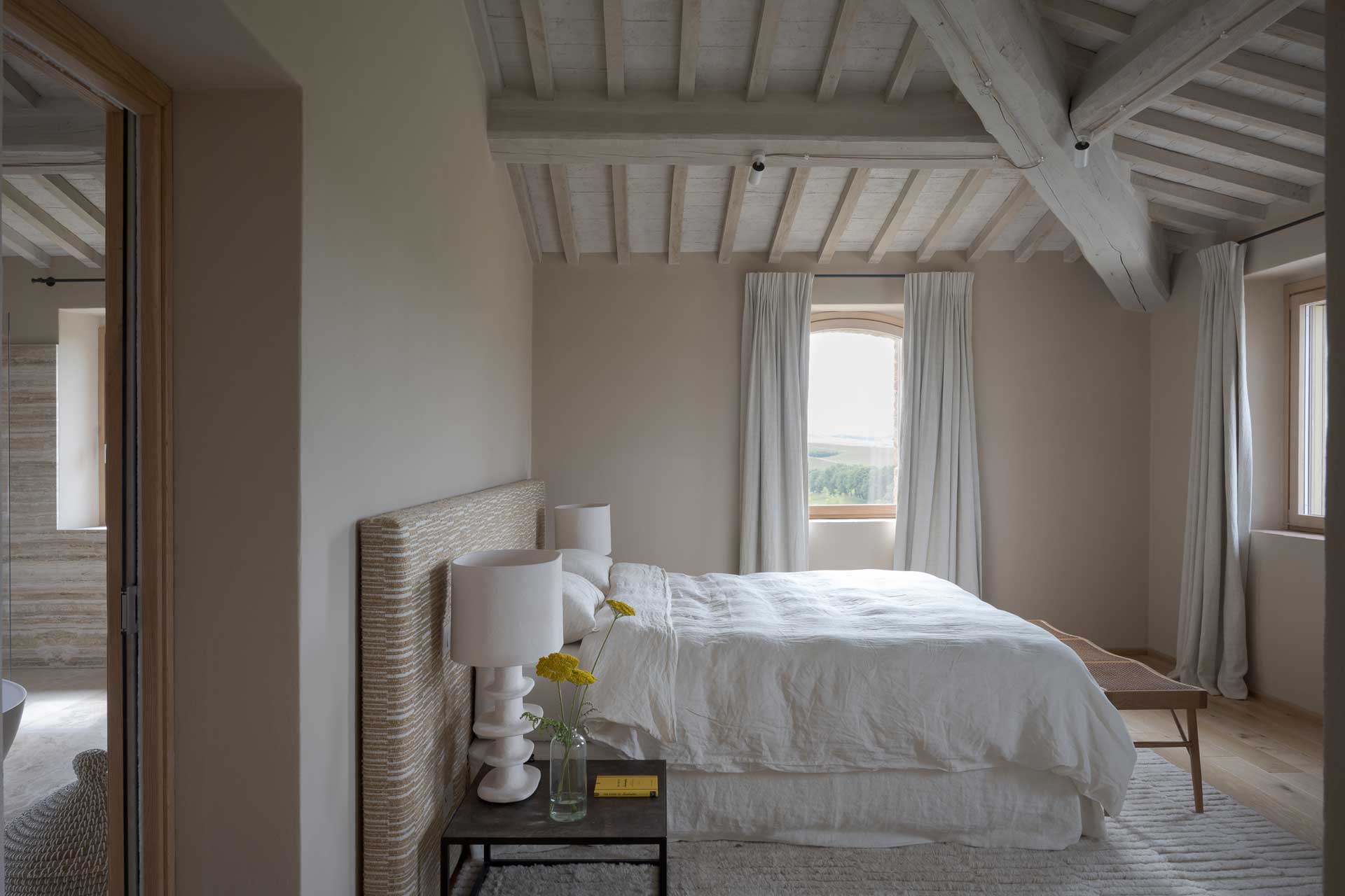 chambre avec poutres maison ancienne Italie Il Mandorlo