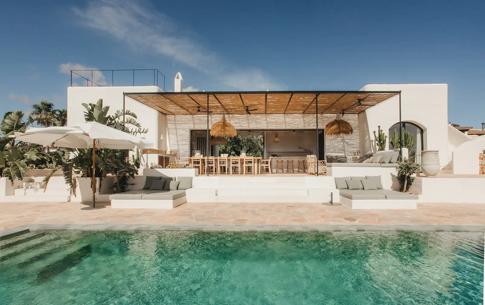 maison avec pergola et piscine