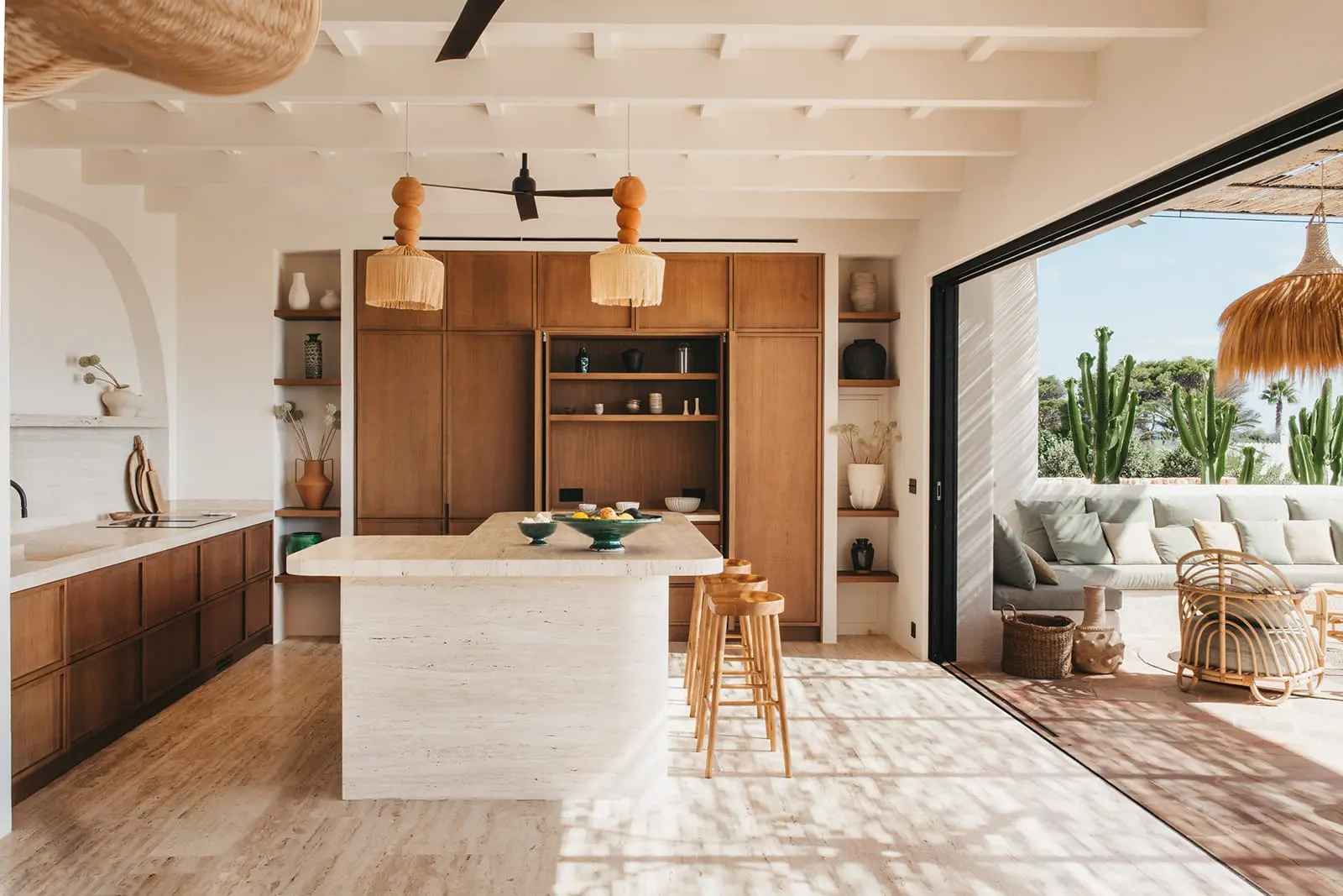 cuisine ouverte décoration naturelle avec cheminée maison minorque avec piscine vue mer