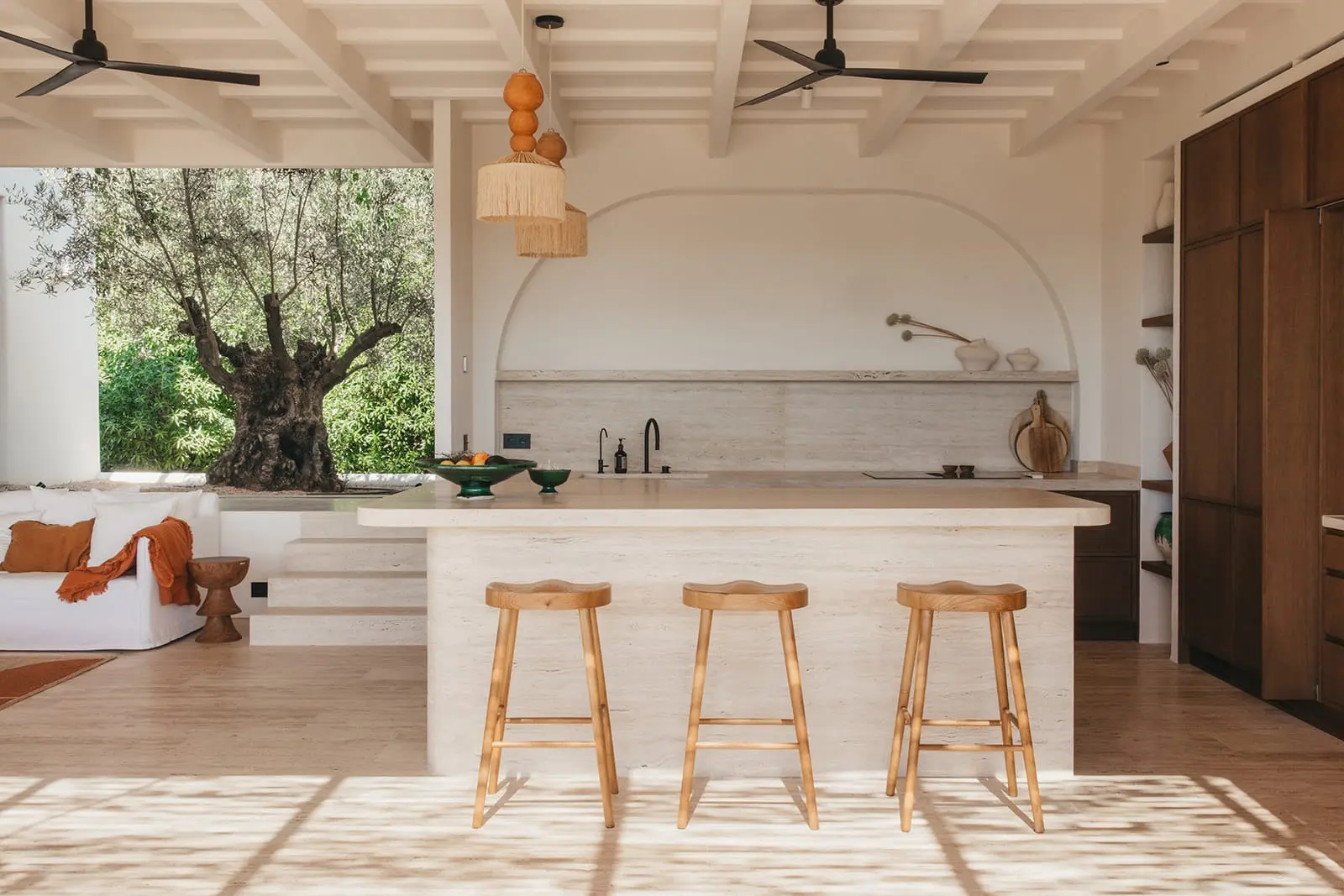 cuisine ouverte décoration naturelle avec cheminée maison minorque avec piscine vue mer