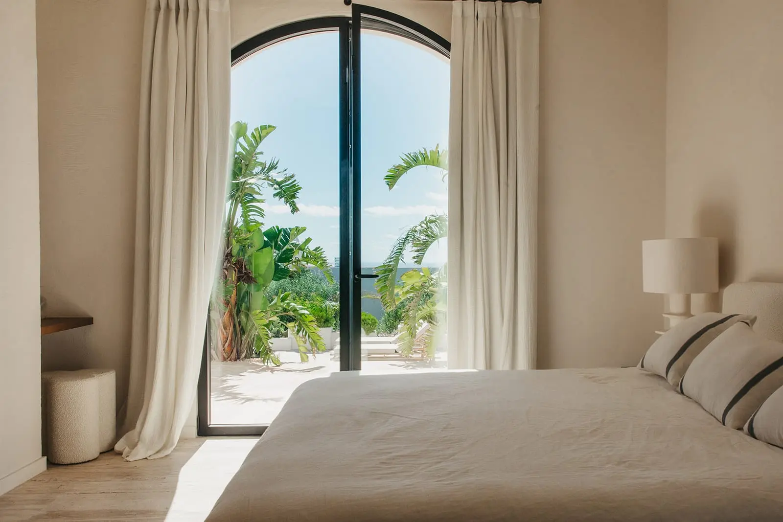 chambre avec terrasse décoration naturelle et méditerranéenne