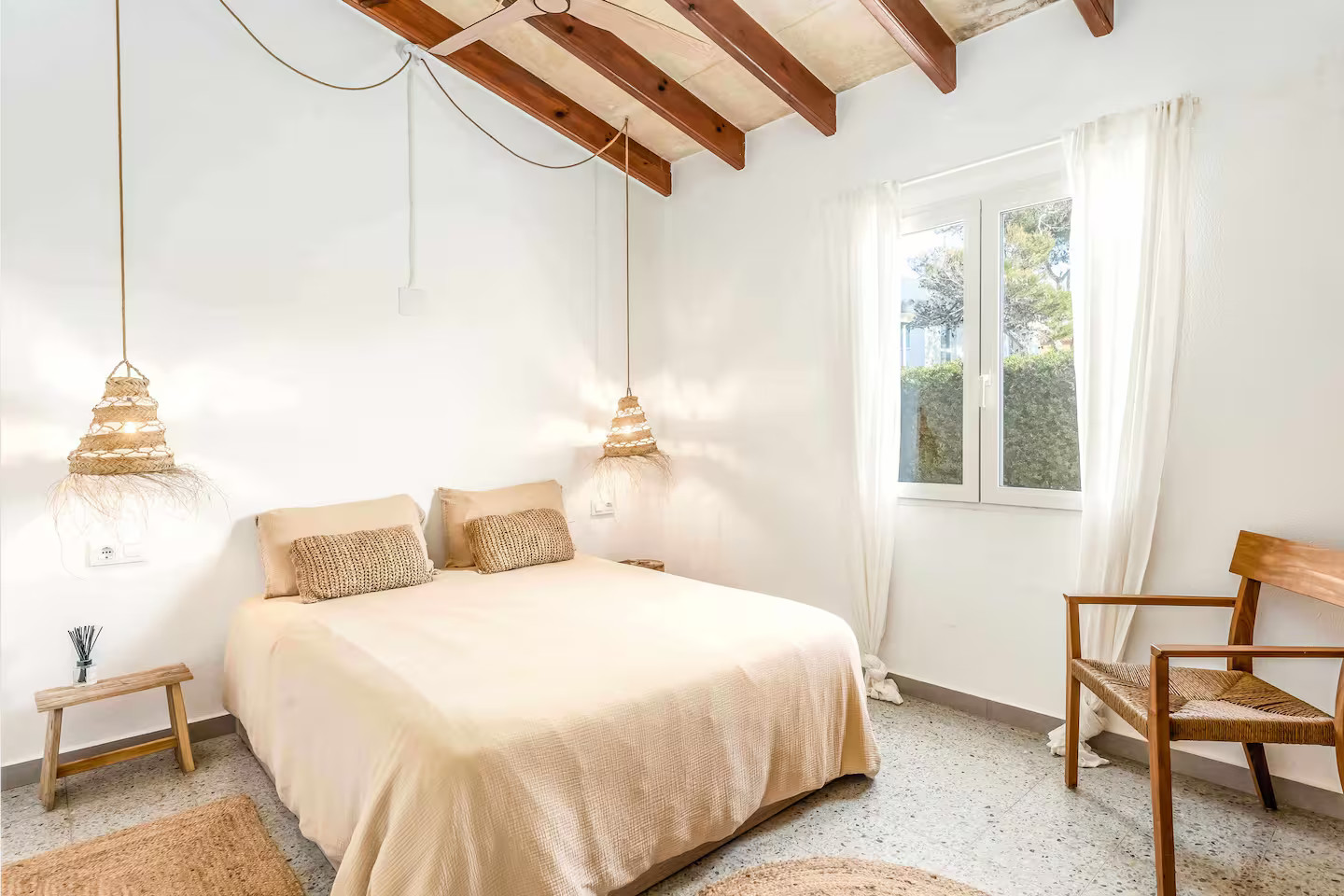 chambre décoration naturelle avec poutres Villa Tord Baléares