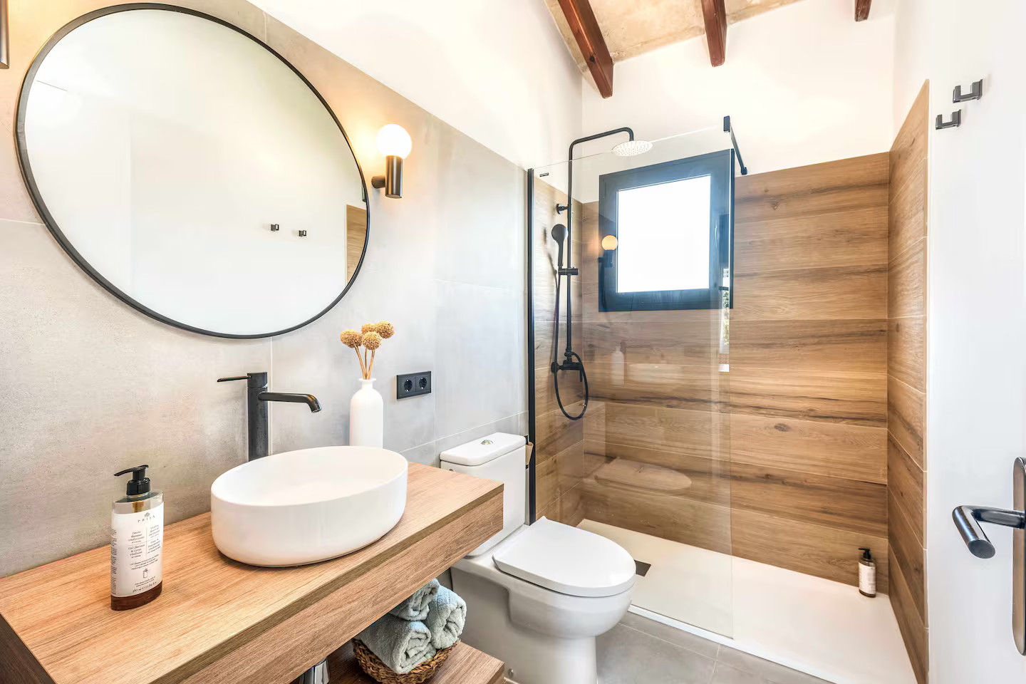 salle de bain design bois et blanche avec poutres Villa Tord Baléares