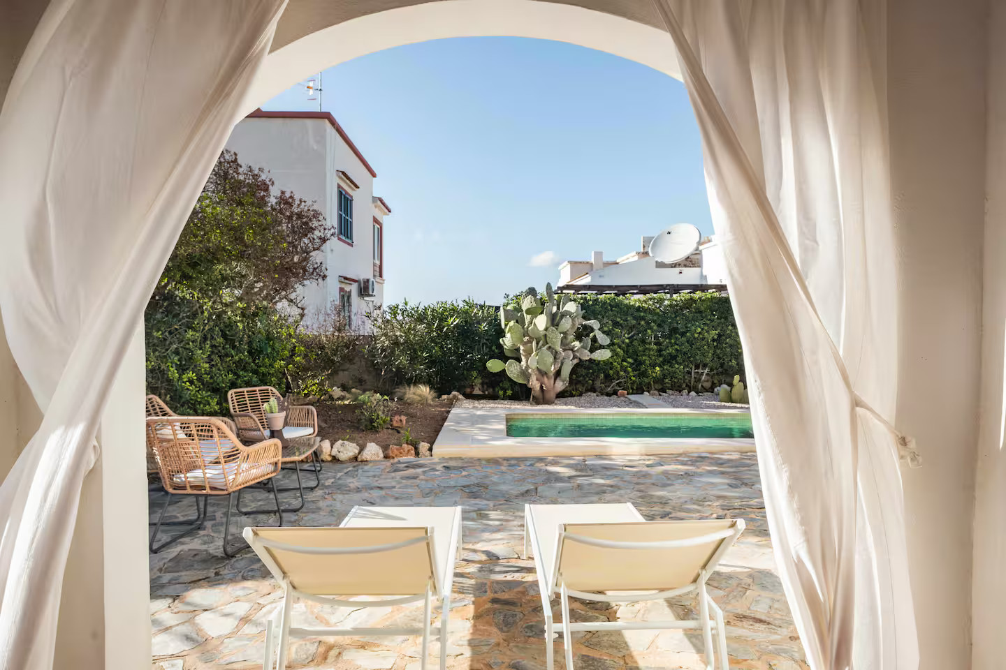 terrasse couverte ouvertures cintrées maison Minorque avec piscine Villa Tord
