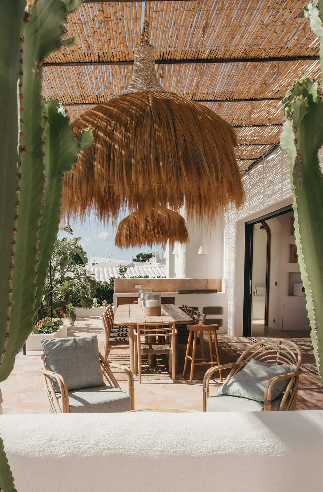 terrasse avec pergola métal et cannisses