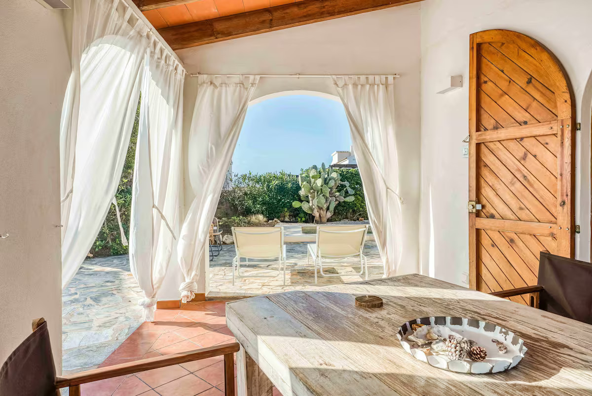 terrasse couverte ouvertures cintrées maison Minorque avec piscine Villa Tord