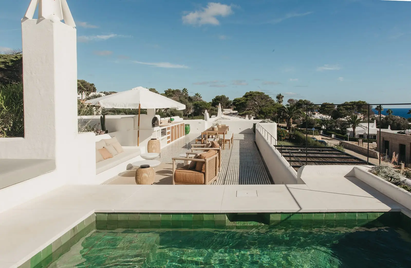 roof top avec cuisine d'été et jacuzzi et vue mer