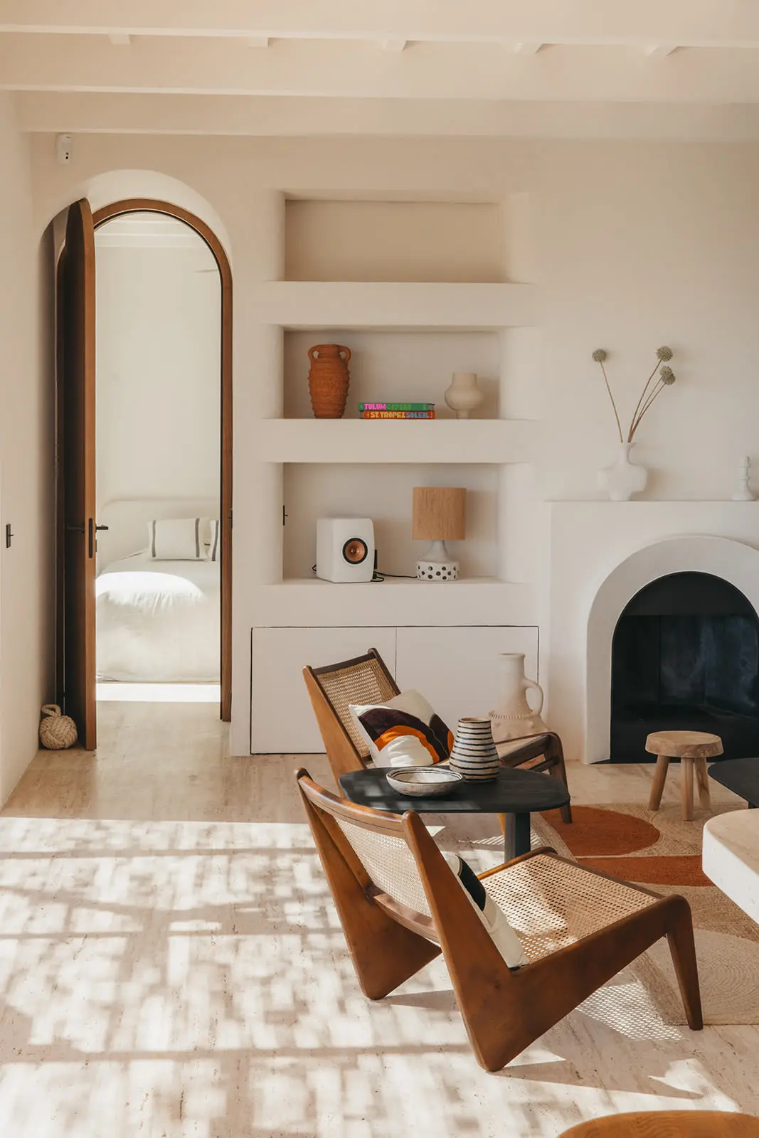 salon décoration naturelle avec cheminée maison minorque avec piscine vue mer