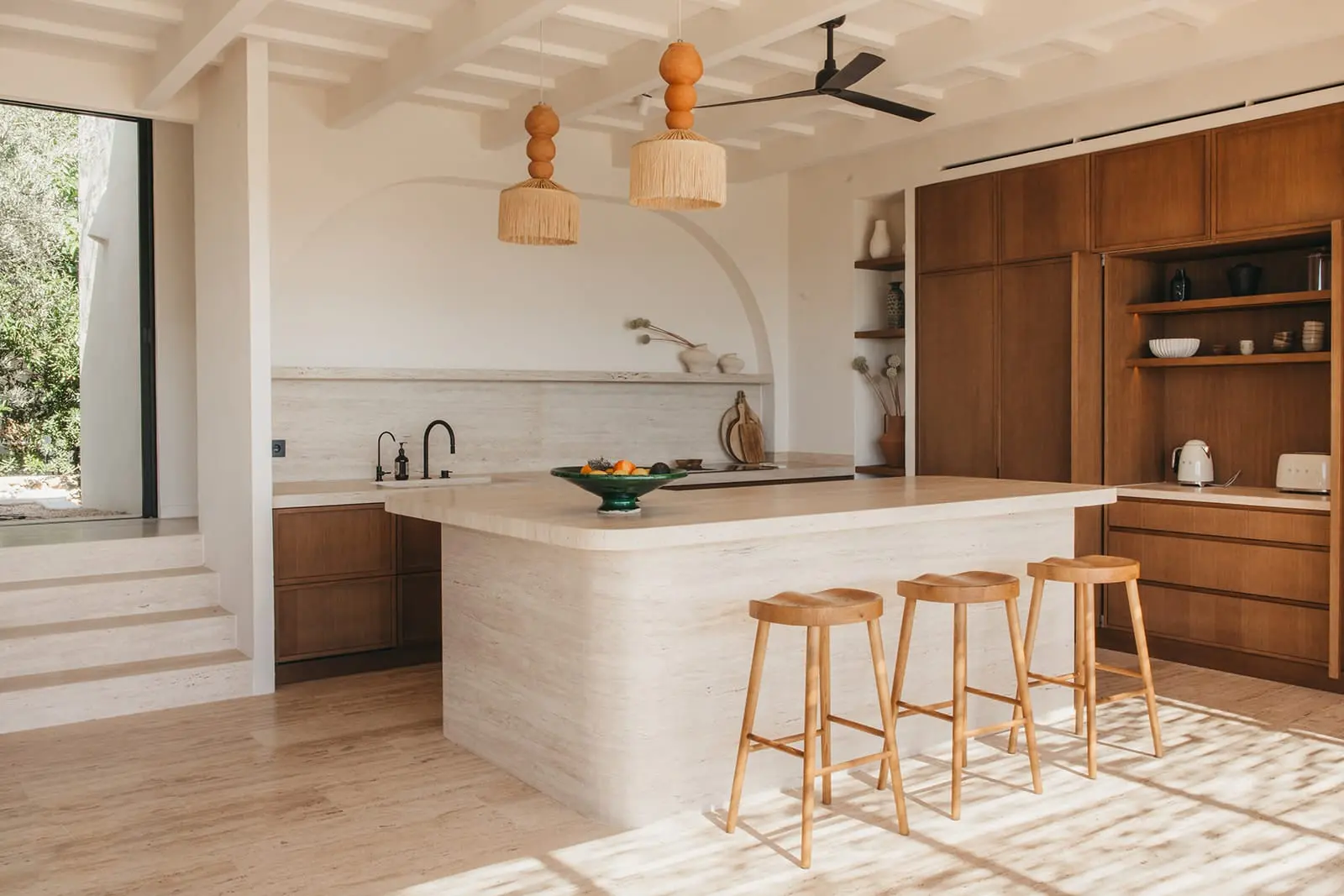 cuisine ouverte décoration naturelle avec cheminée maison minorque avec piscine vue mer