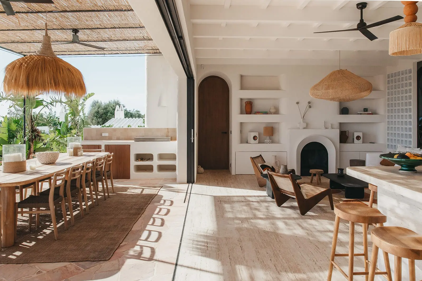salon décoration naturelle avec cheminée maison minorque avec piscine vue mer