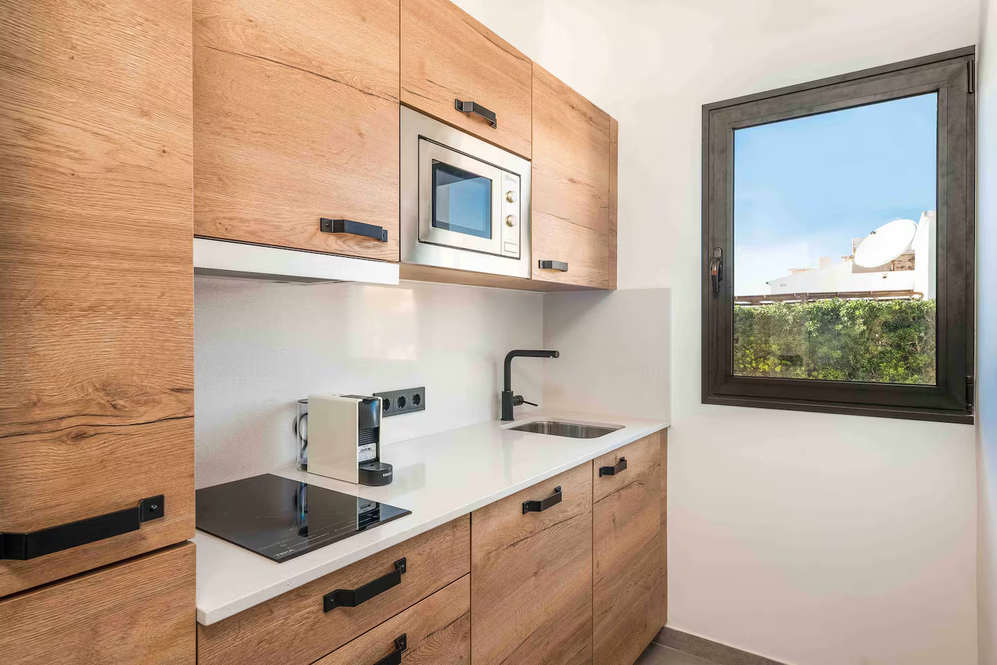 cuisine design bois maison Minorque avec piscine Villa Tord