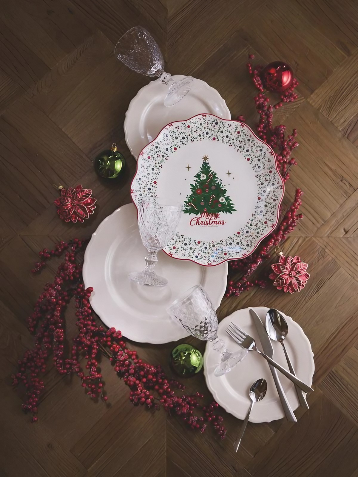 table de fêtes avec vaisselle blanche rouge et verte