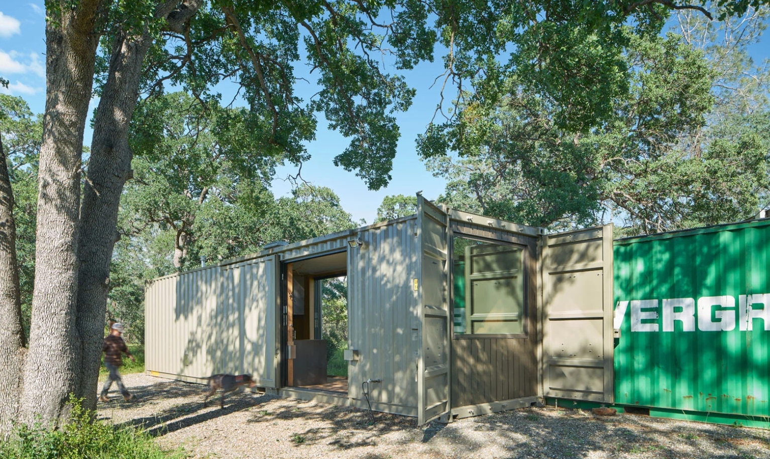 Une petite maison container rustique où l’acier brut rencontre le bois
