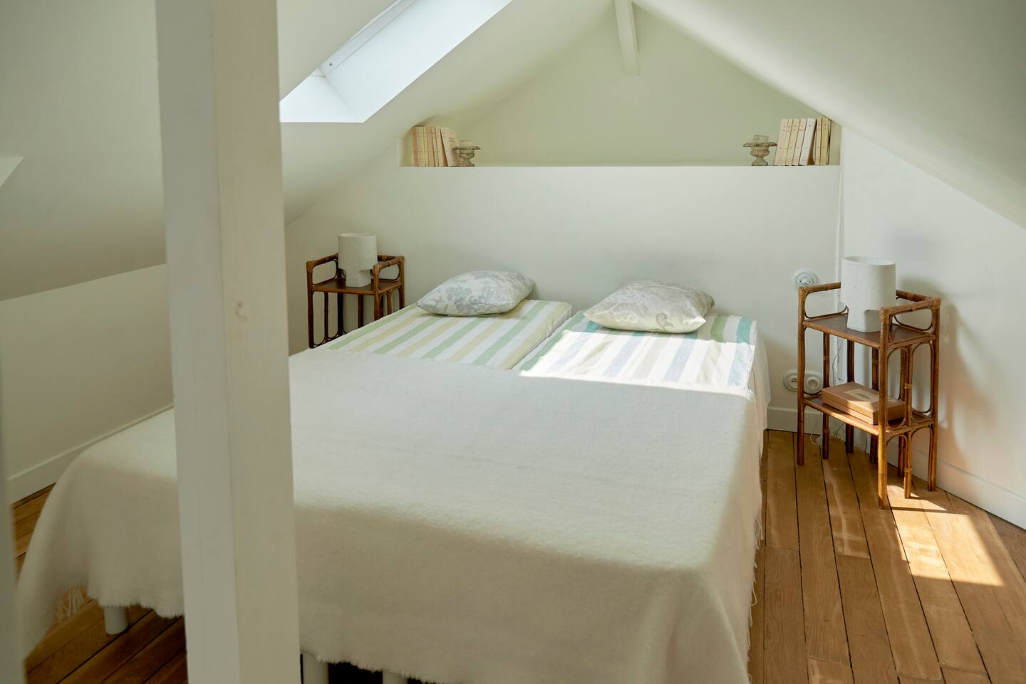 chambre mansardée décoration campagne chic Chalet Olivet chambre mansardée décoration campagne chic Chalet Olivet