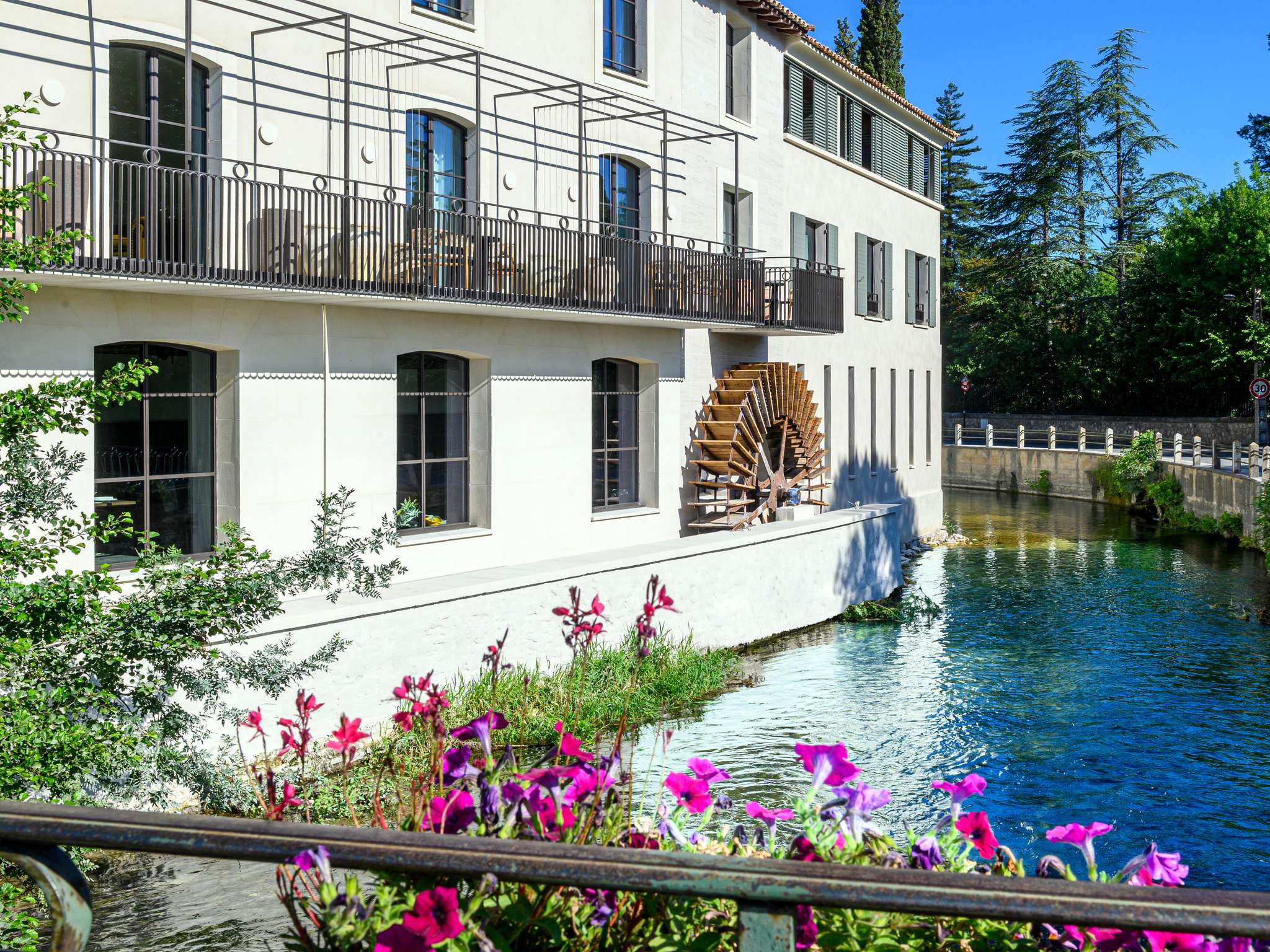 Patrick Bruel ouvre L’Isle de Leos, un boutique-hôtel en Provence pensé comme une maison d’hôtes