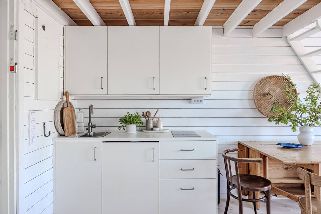 petite cuisine petite maison 26m2 avec mezzanine près de la mer décoration scandinave petite cuisine petite maison 26m2 avec mezzanine près de la mer décoration scandinave