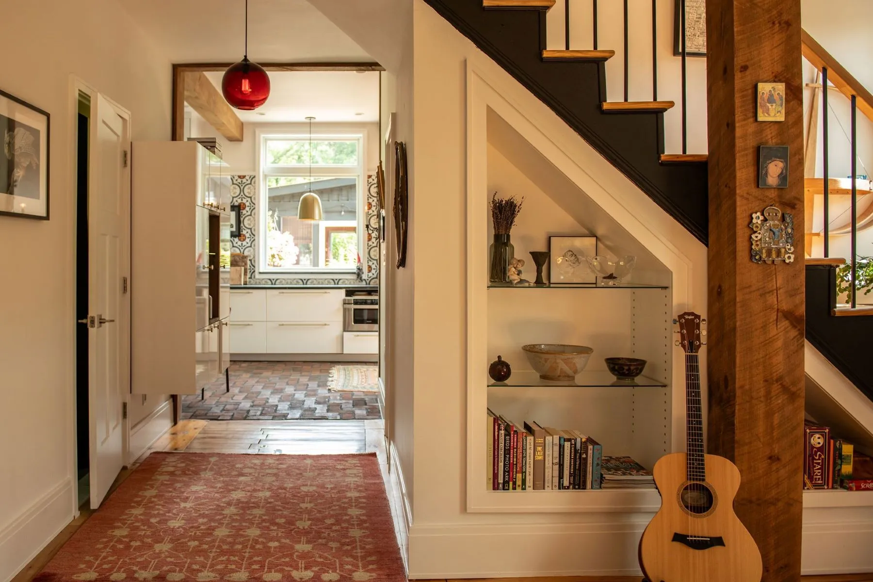 entrée avec escalier et poutres décoration rustique chic entrée avec escalier et poutres décoration rustique chic