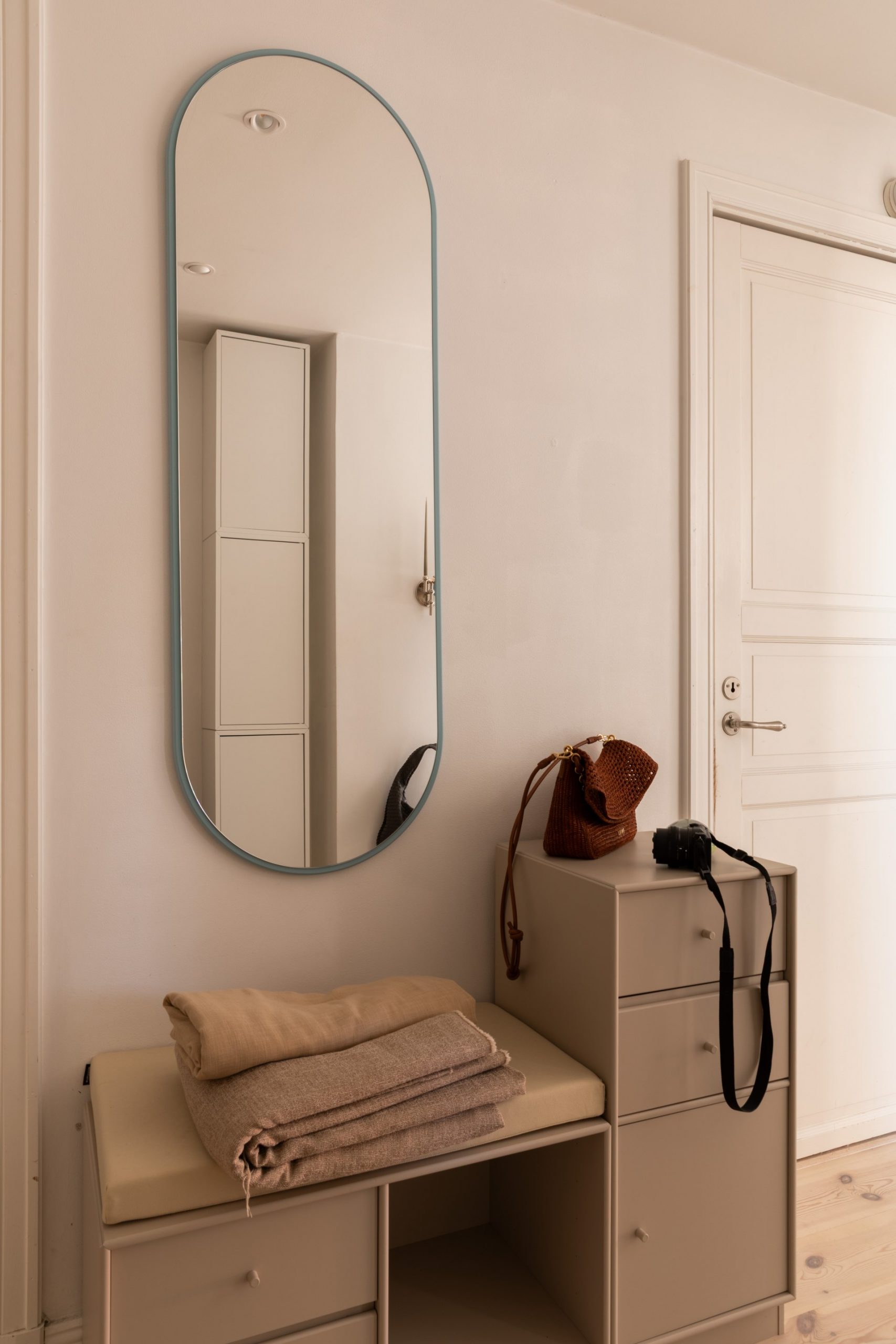 grande entrée aménagée avec banc et miroir grande entrée aménagée avec banc et miroir
