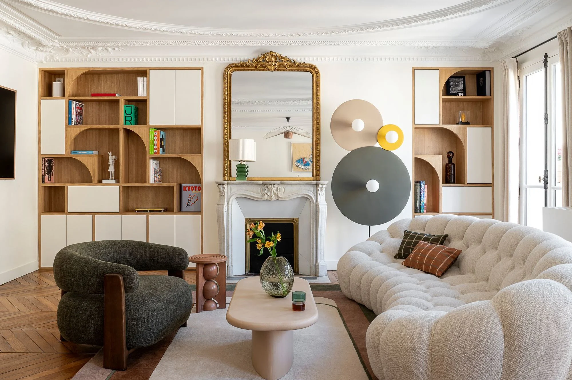 salon décoration contemporaine appartement haussmannien Paris canapé Bubble salon décoration contemporaine appartement haussmannien Paris canapé Bubble