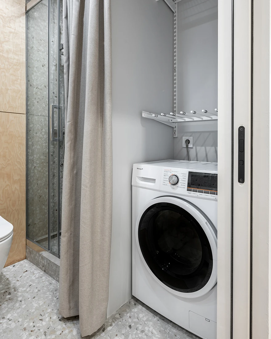 buanderie dans salle de bain moderne petit appartement décoration grise blanc et bois buanderie dans salle de bain moderne petit appartement décoration grise blanc et bois