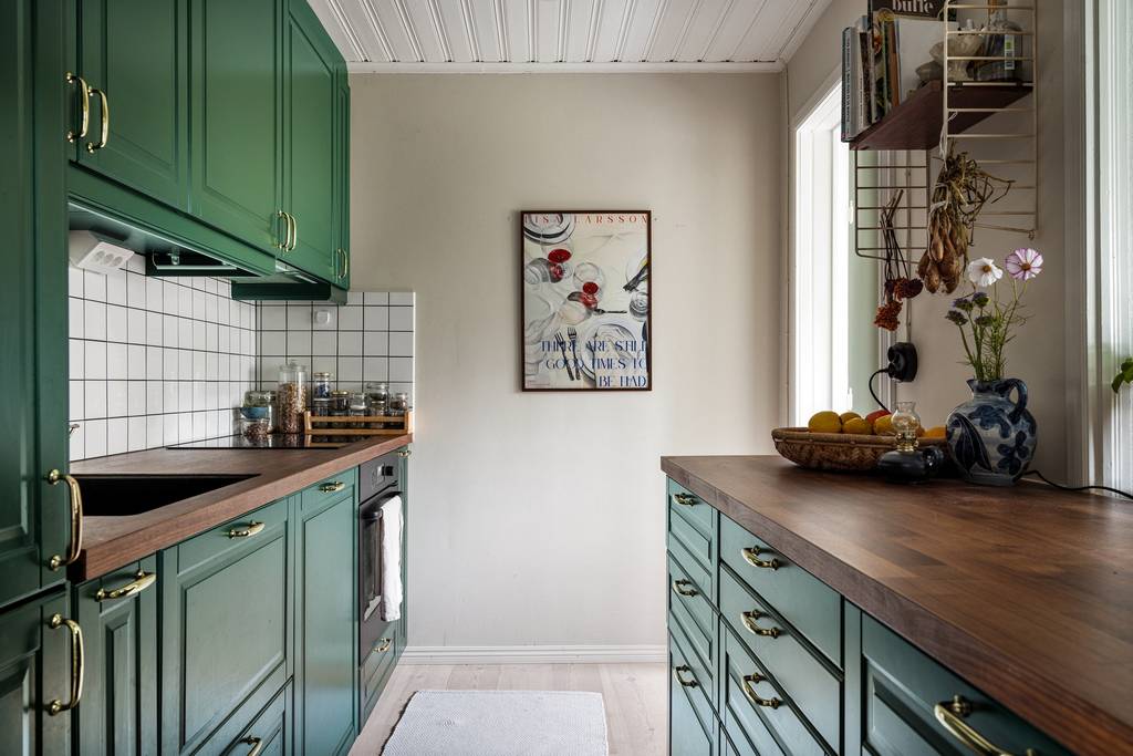 cuisine verte carrelage blanc décoration scandinave maison ancienne 65m2