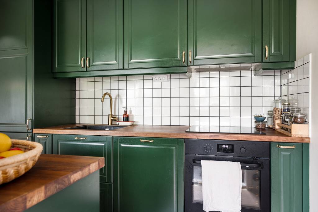 cuisine verte carrelage blanc décoration scandinave maison ancienne 65m2