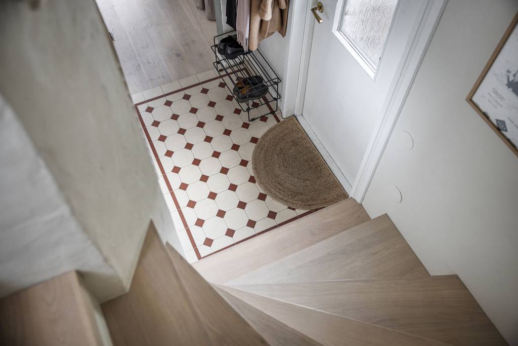entrée carrelage cabochons marrons