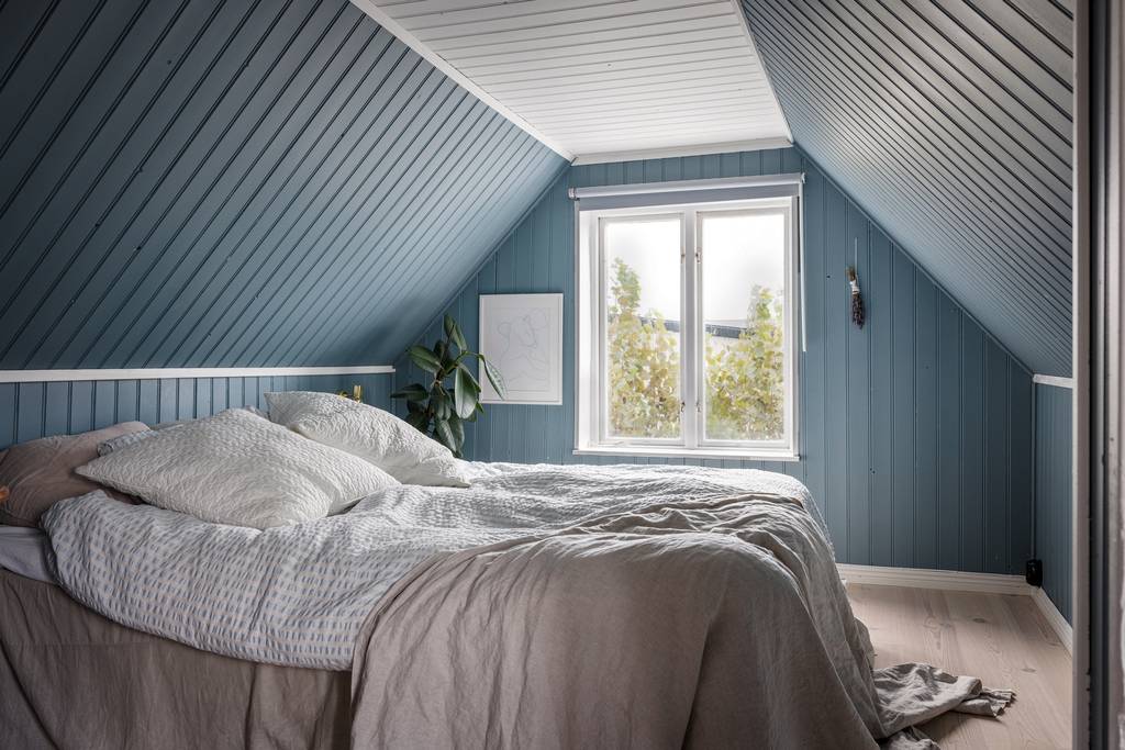 chambre mansardée murs bleus