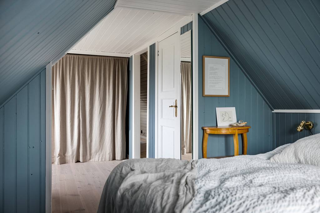 chambre mansardée murs bleus