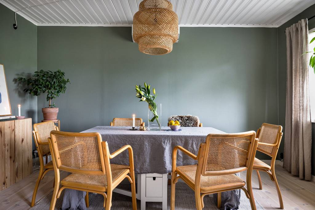salle à manger murs verts décoration scandinave maison ancienne 65m2