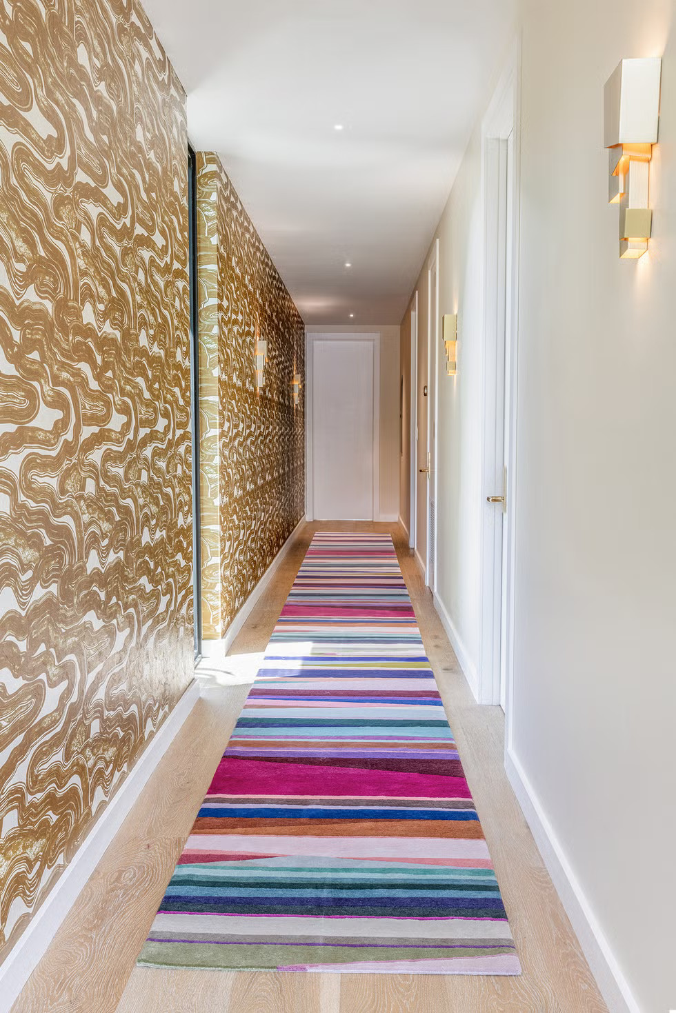 couloir avec papier-peint décoration maximaliste