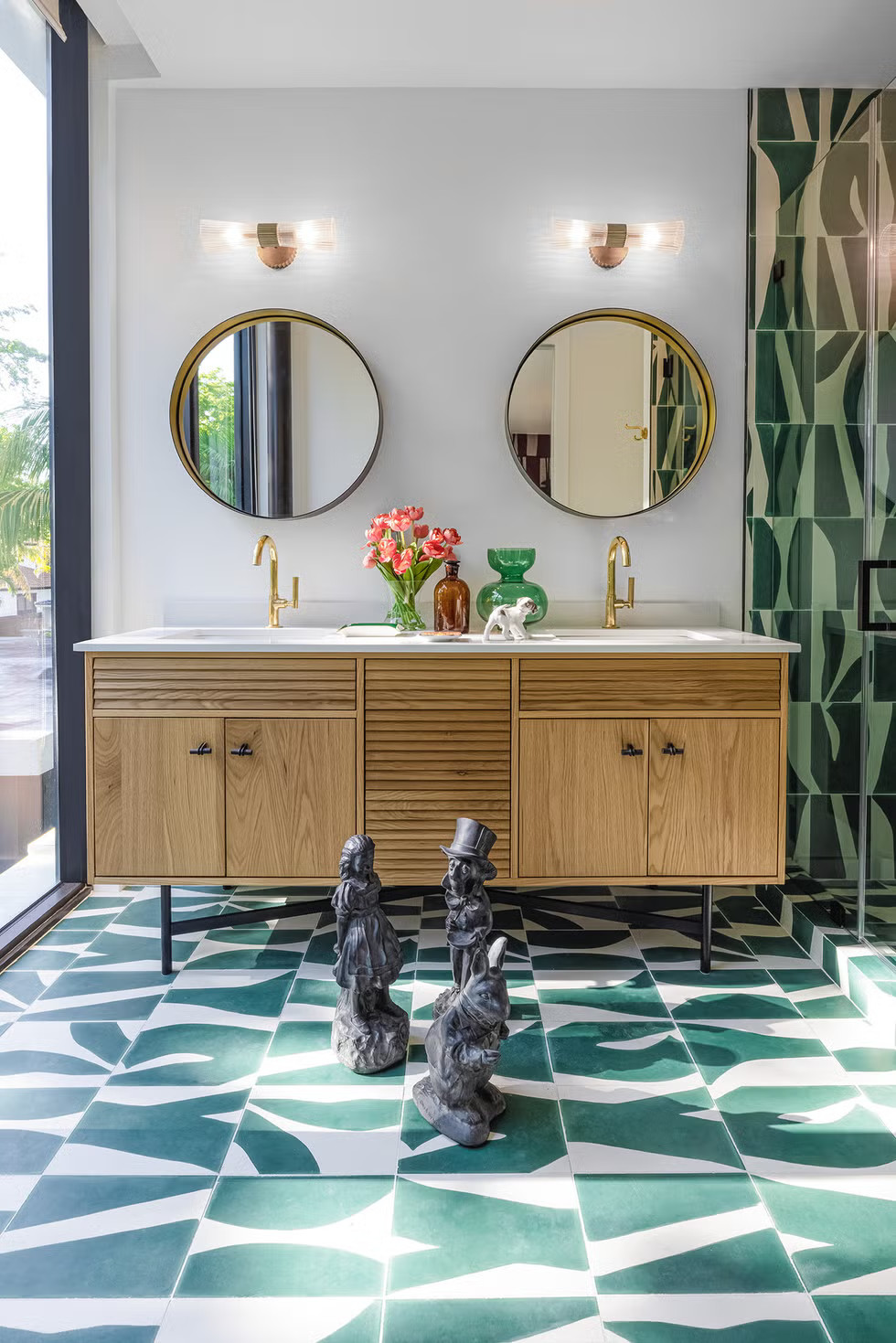 salle de bain avec carrelage vert et blanc