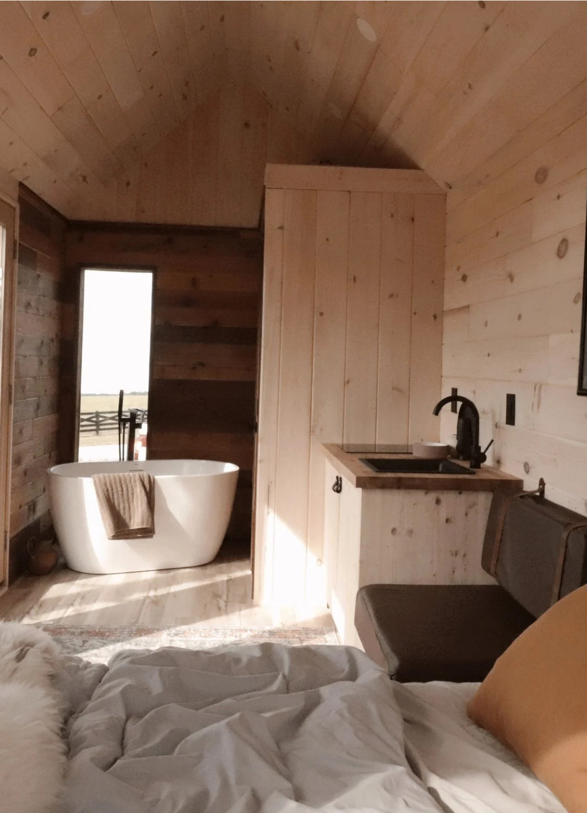 intérieur mini maison mobile Overnighter par Nordic & Spruce intérieur mini maison mobile Overnighter par Nordic & Spruce